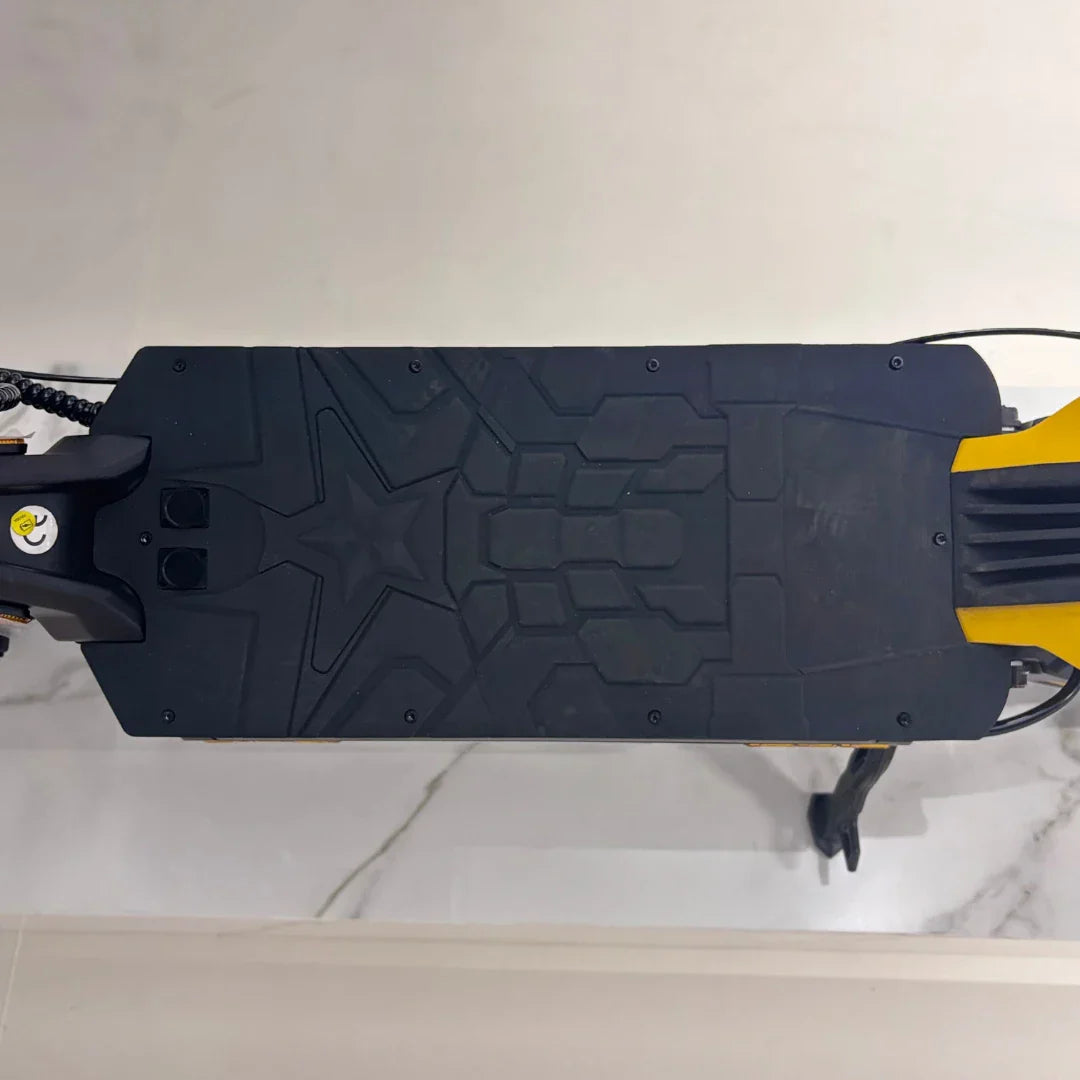 Pogled odozgo na crnu podnicu električnog romobila Vsett 11 Super s detaljnim uzorkom gazišta