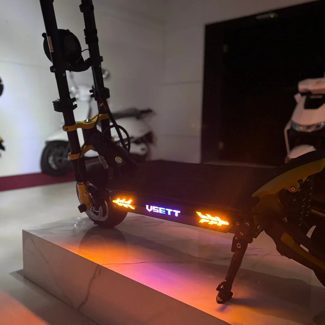 Električni romobil Vsett 11 Super s uključenim narančastim LED bočnim svjetlima, bočni pogled
