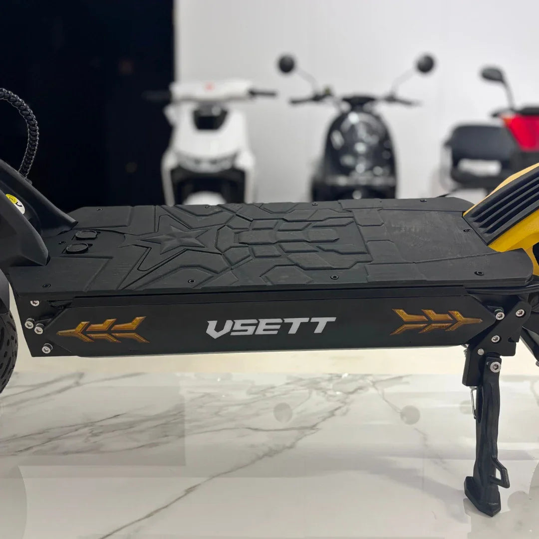 Bočni pogled na gazište električnog romobila Vsett 11 Super s prepoznatljivim logotipom i detaljima