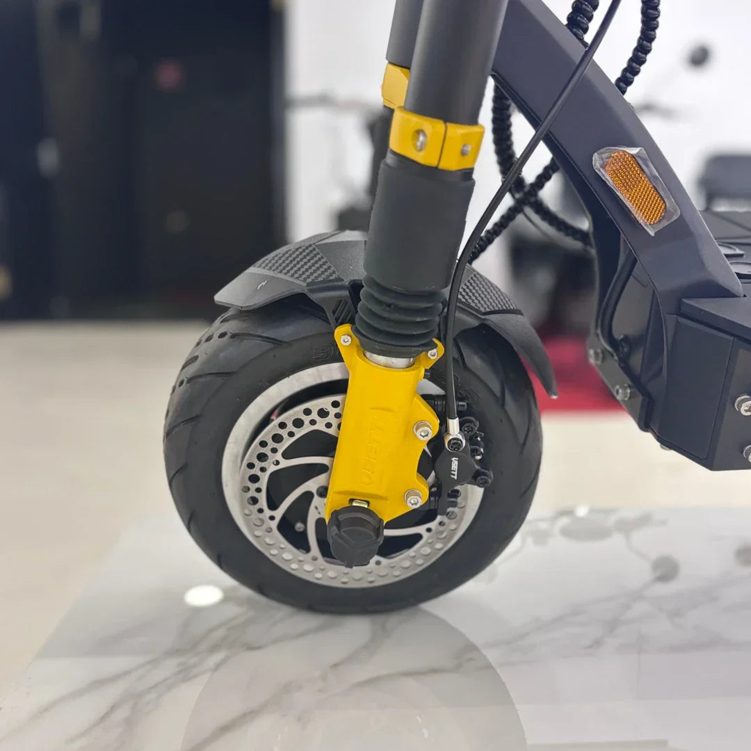 Prednji kotač i žuti ovjes električnog romobila Vsett 11 Super krupni kadar