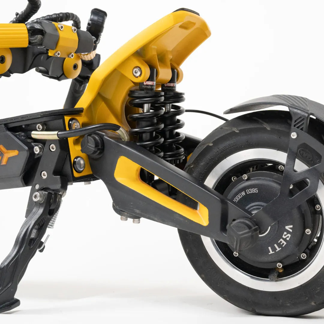 Detalj stražnjeg ovjesa i motora električnog romobila Vsett 11 Super žute boje