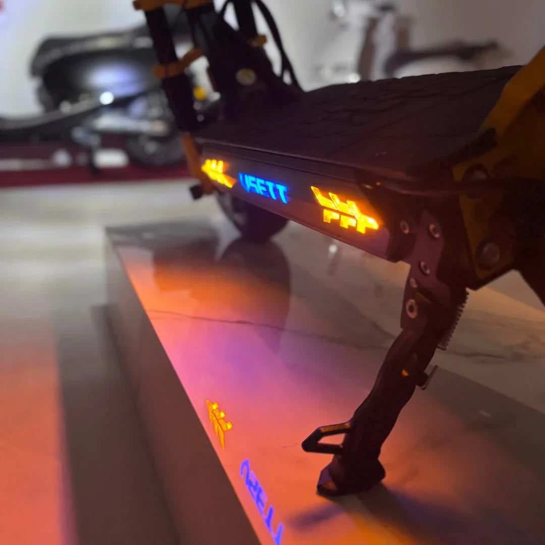 Detalj osvijetljenog bočnog dijela gazišta električnog romobila Vsett 11 Super s LED svjetlima