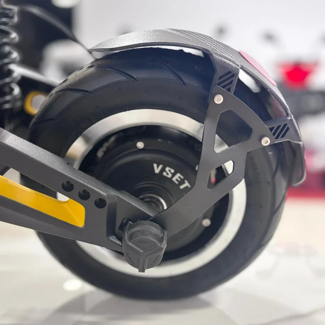 Krupni kadar stražnjeg kotača i crnog blatobrana električnog romobila Vsett 11 Super