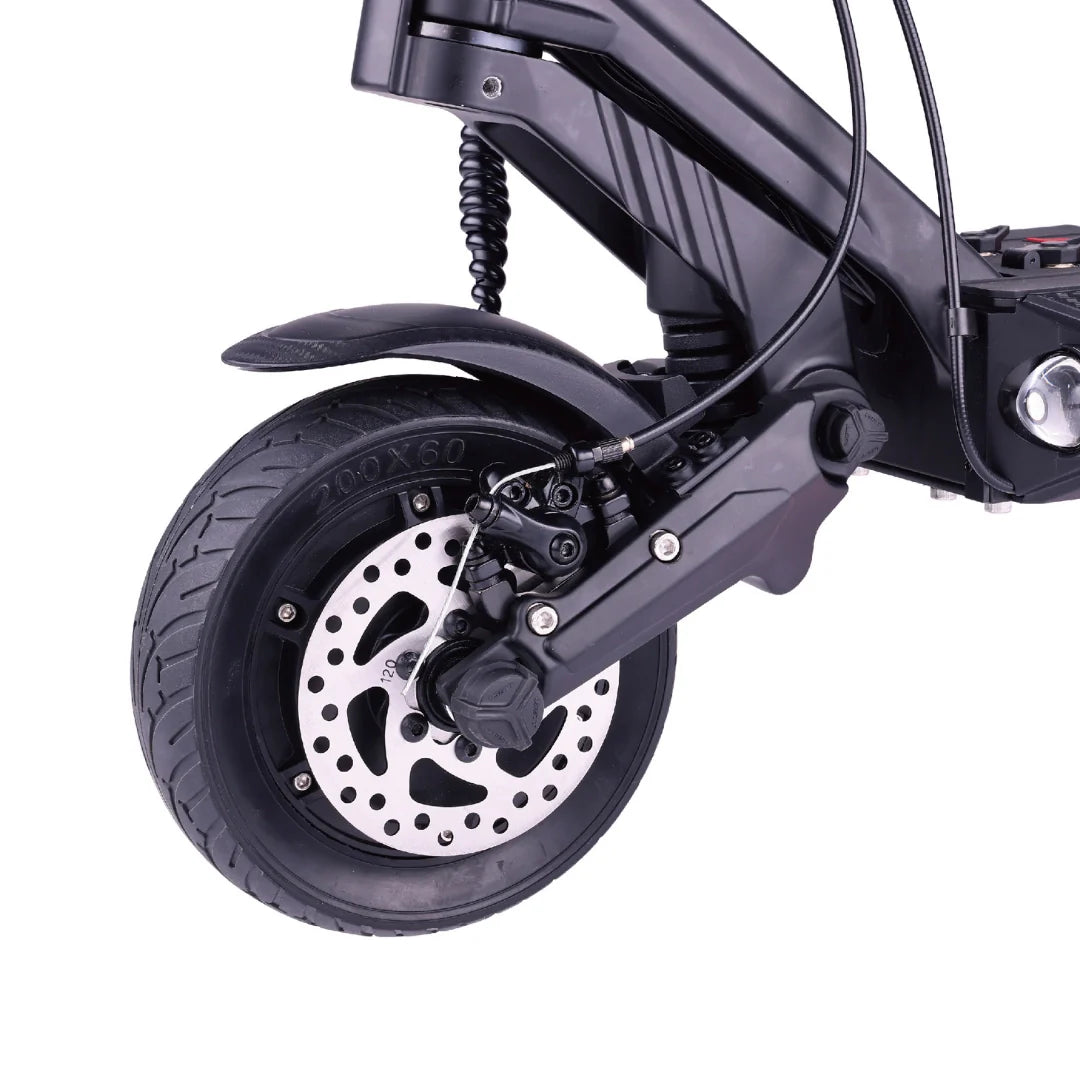 Crni električni romobil Vsett 8 Apex, detalj prednjeg kotača s diskom i ovjesom
