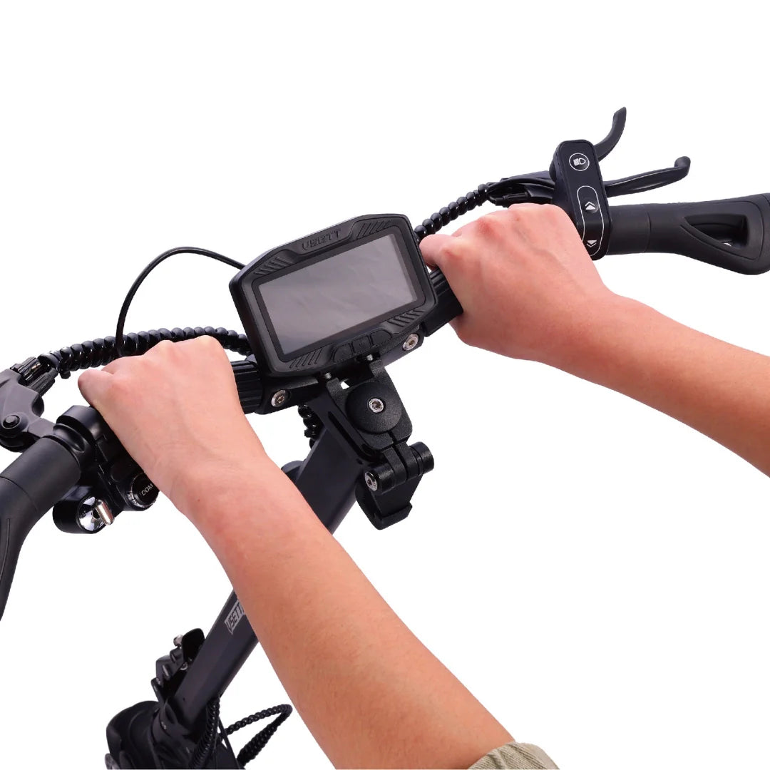 Prikaz upravljača električnog romobila Vsett 8 Apex s LCD zaslonom i kontrolama u crnoj boji