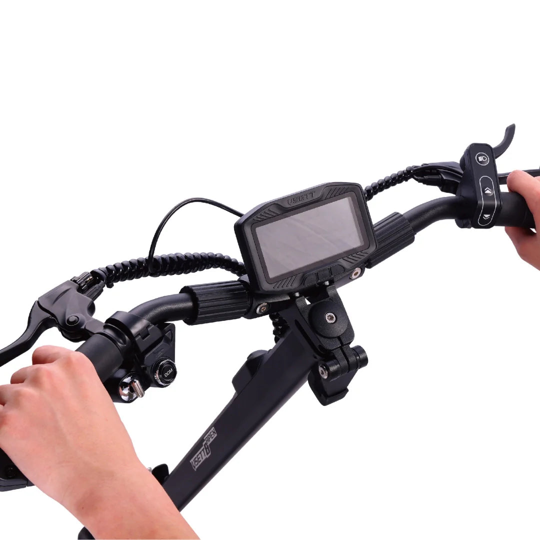 Upravljač električnog romobila Vsett 8 Apex s crnim LCD zaslonom i kontrolama u rukama vozača