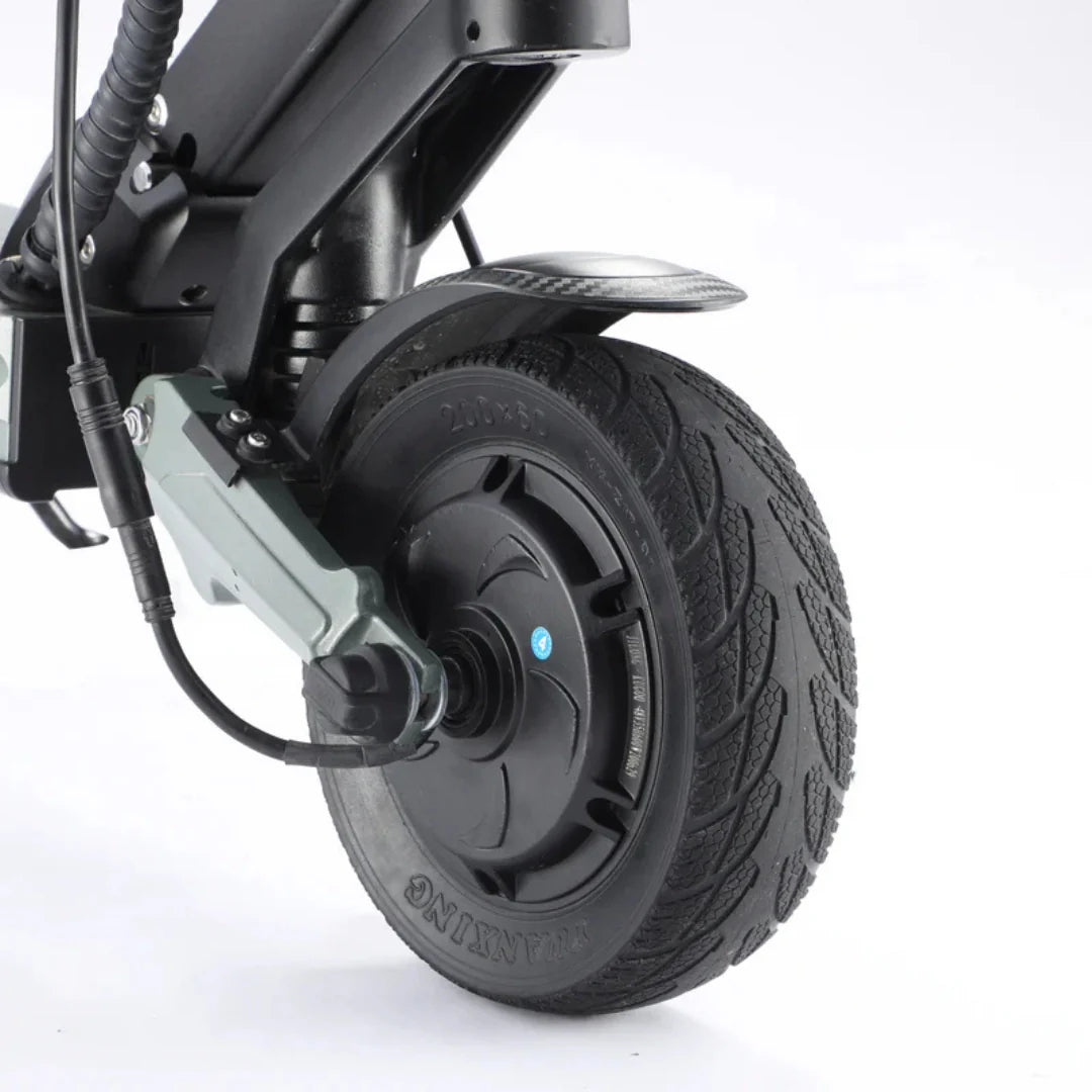 Detaljan prikaz stražnjeg kotača i ovjesa električnog romobila Vsett 8 Plus crne boje