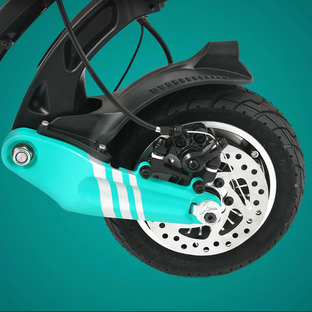 Detalj stražnjeg kotača i disk kočnice električnog romobila Vsett 9 ili 9 Plus tirkizne boje