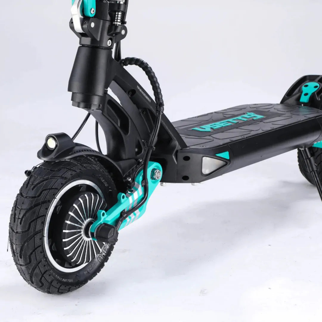 Prednji dio električnog romobila Vsett 9 crne boje s tirkiznim detaljima i ovjesom kotača