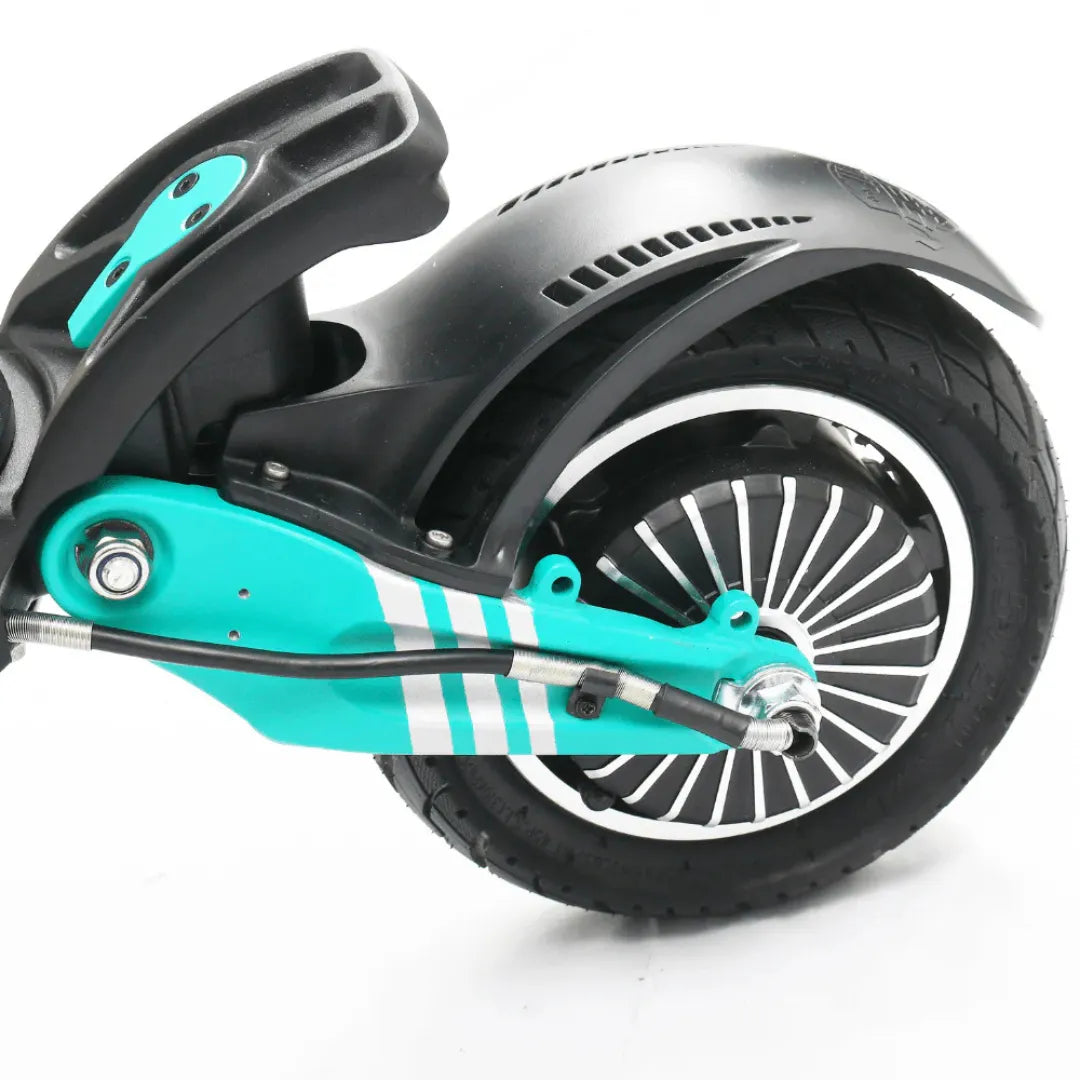 Stražnji kotač i crno-tirkizni detalji rame električnog romobila Vsett 9 i 9 plus izbliza