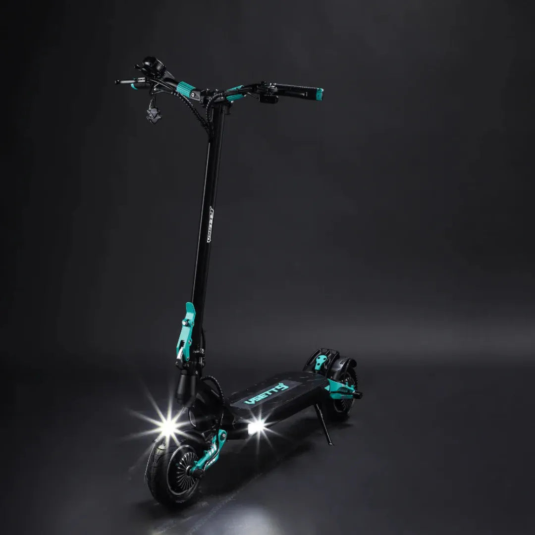 Električni romobil Vsett 9 crno-zelene boje s upaljenim prednjim svjetlima na tamnoj podlozi