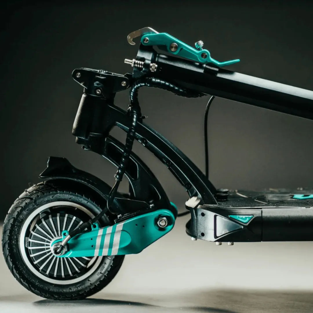 Bočni detalj prednjeg ovjesa i kotača električnog romobila Vsett 9 u crno-tirkiznoj boji