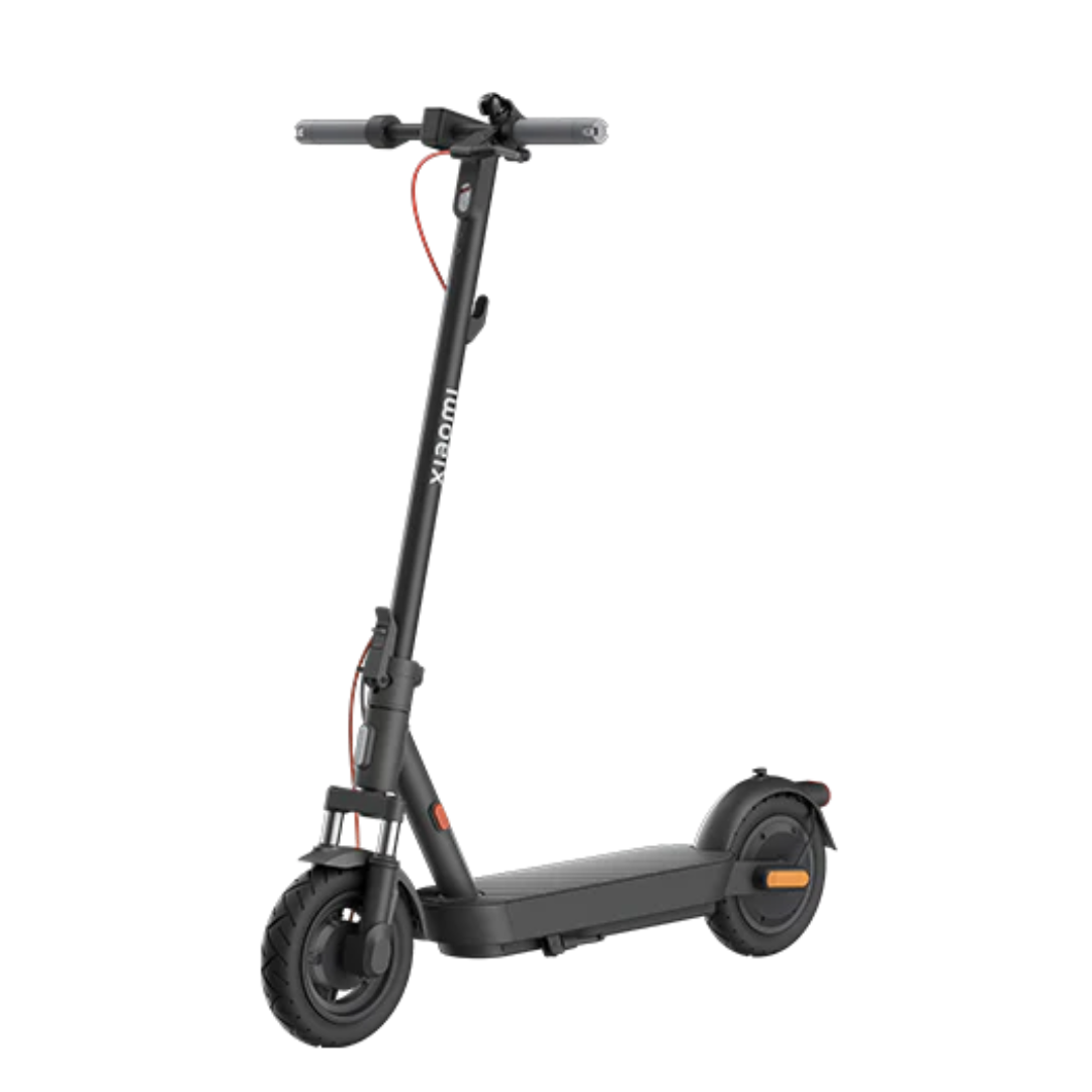 Crni električni romobil Xiaomi 5 studijski prikaz iz poluprofila na bijeloj pozadini