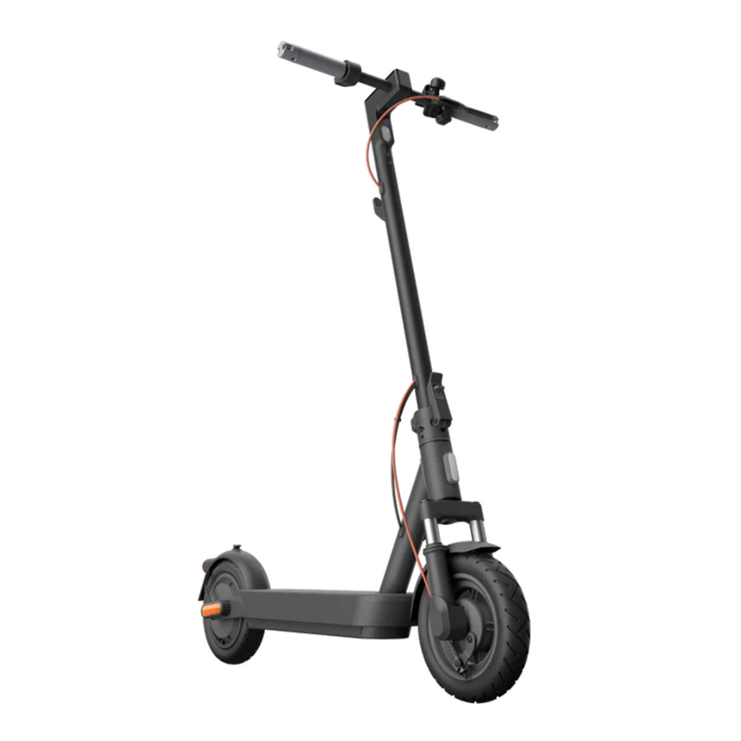 Crni električni romobil Xiaomi 5 studijski prikaz s bočne strane na bijeloj pozadini