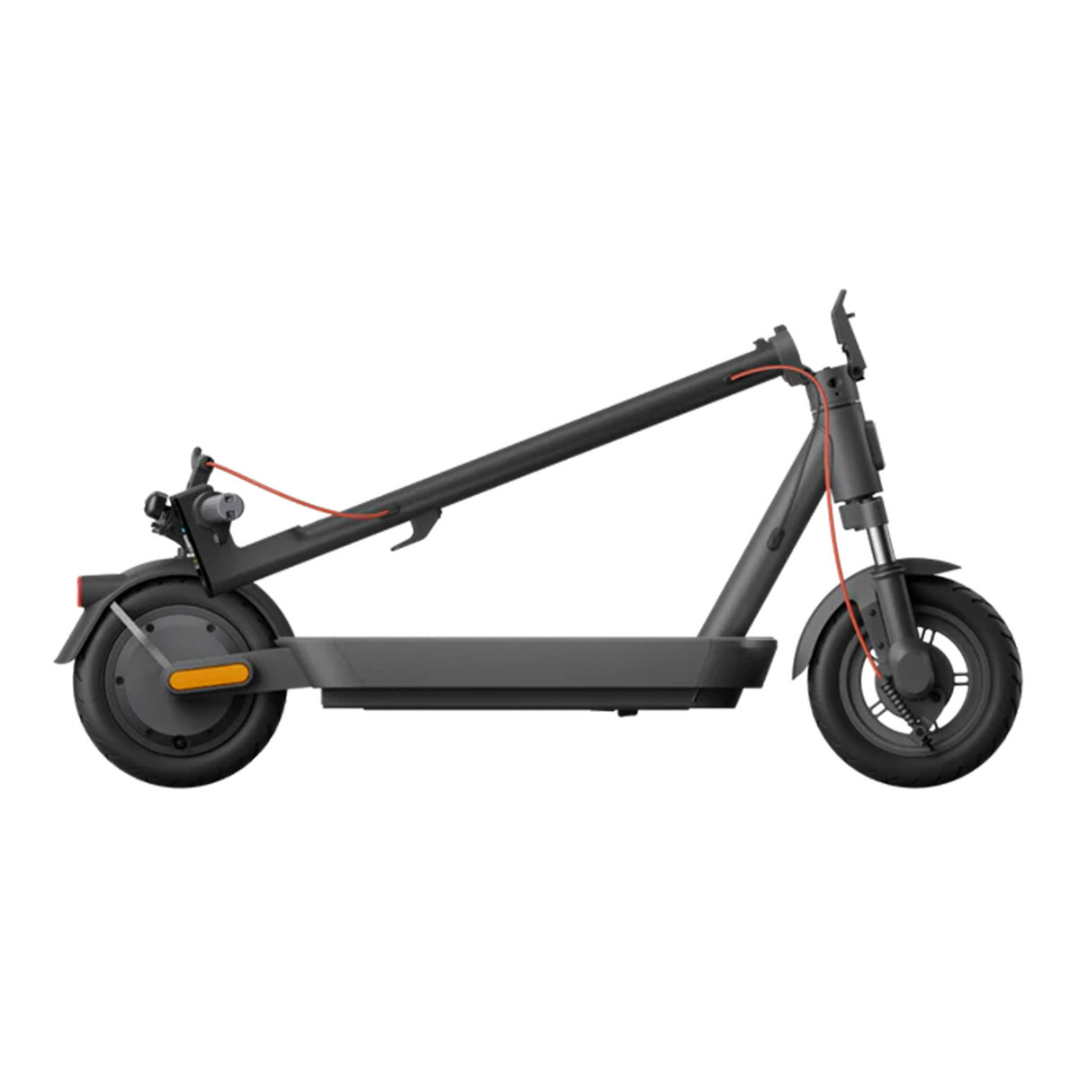 Crni električni romobil Xiaomi 5 sklopljen bočni pogled na bijeloj pozadini