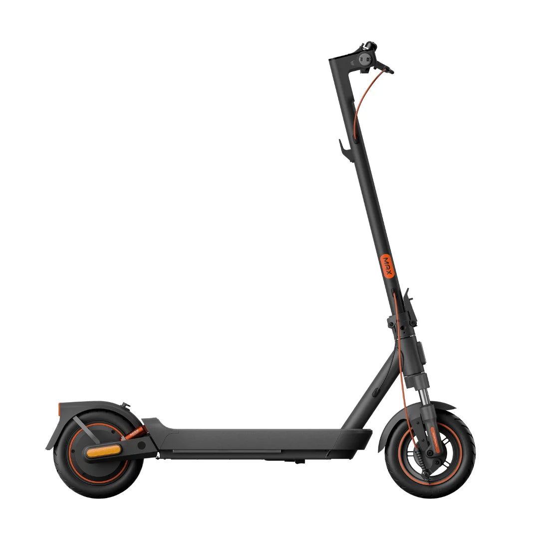 Električni romobil Xiaomi 5 Max GL crne boje, bočni pogled na vozilo s narančastim detaljima