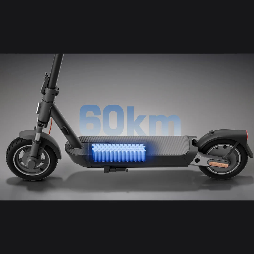 Bočni prikaz Xiaomi 5 Pro električnog romobila s prikazom baterije i dosegom od 60 km