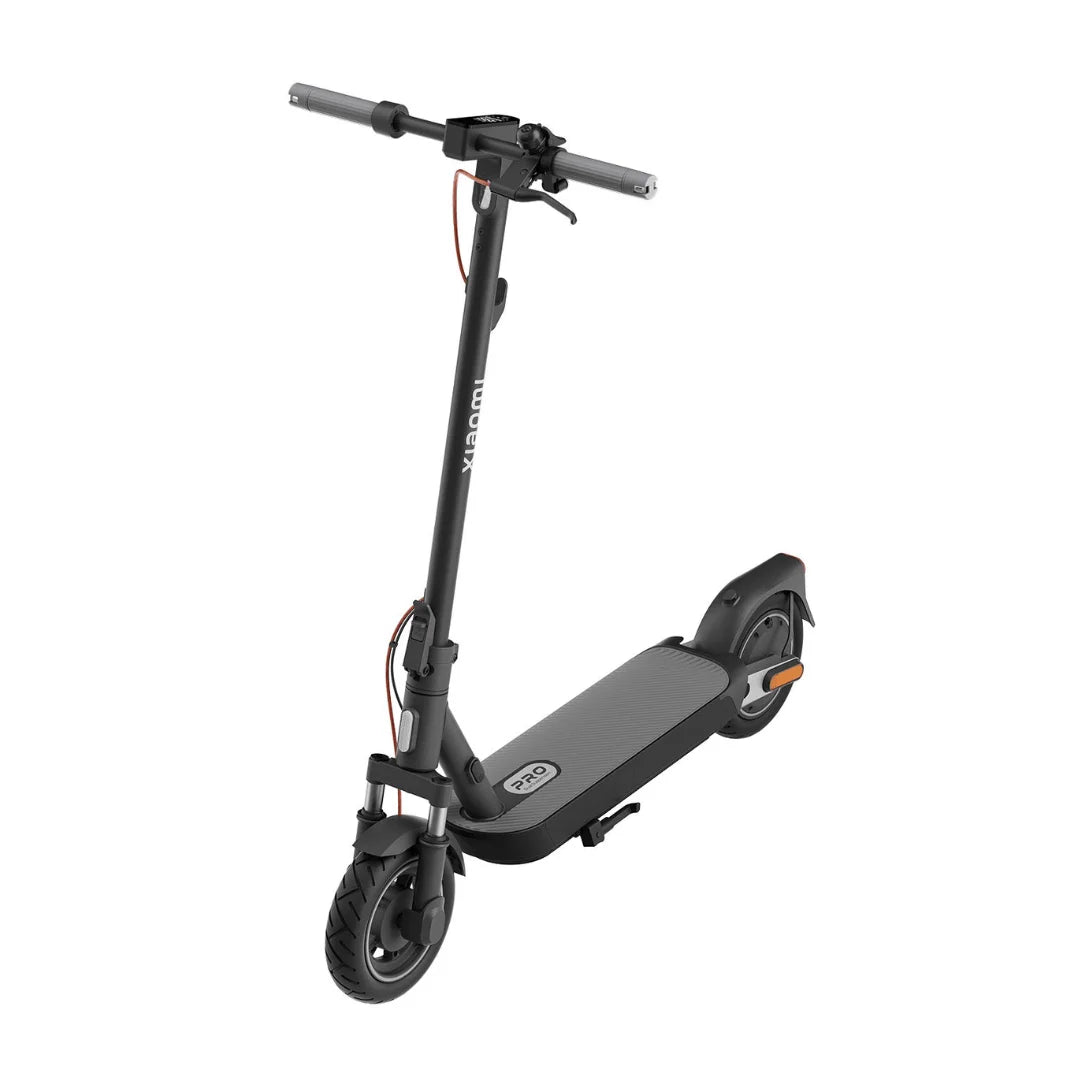 Crni električni romobil Xiaomi 5 Pro, pogled iz kuta na cijelo vozilo s bijelom pozadinom