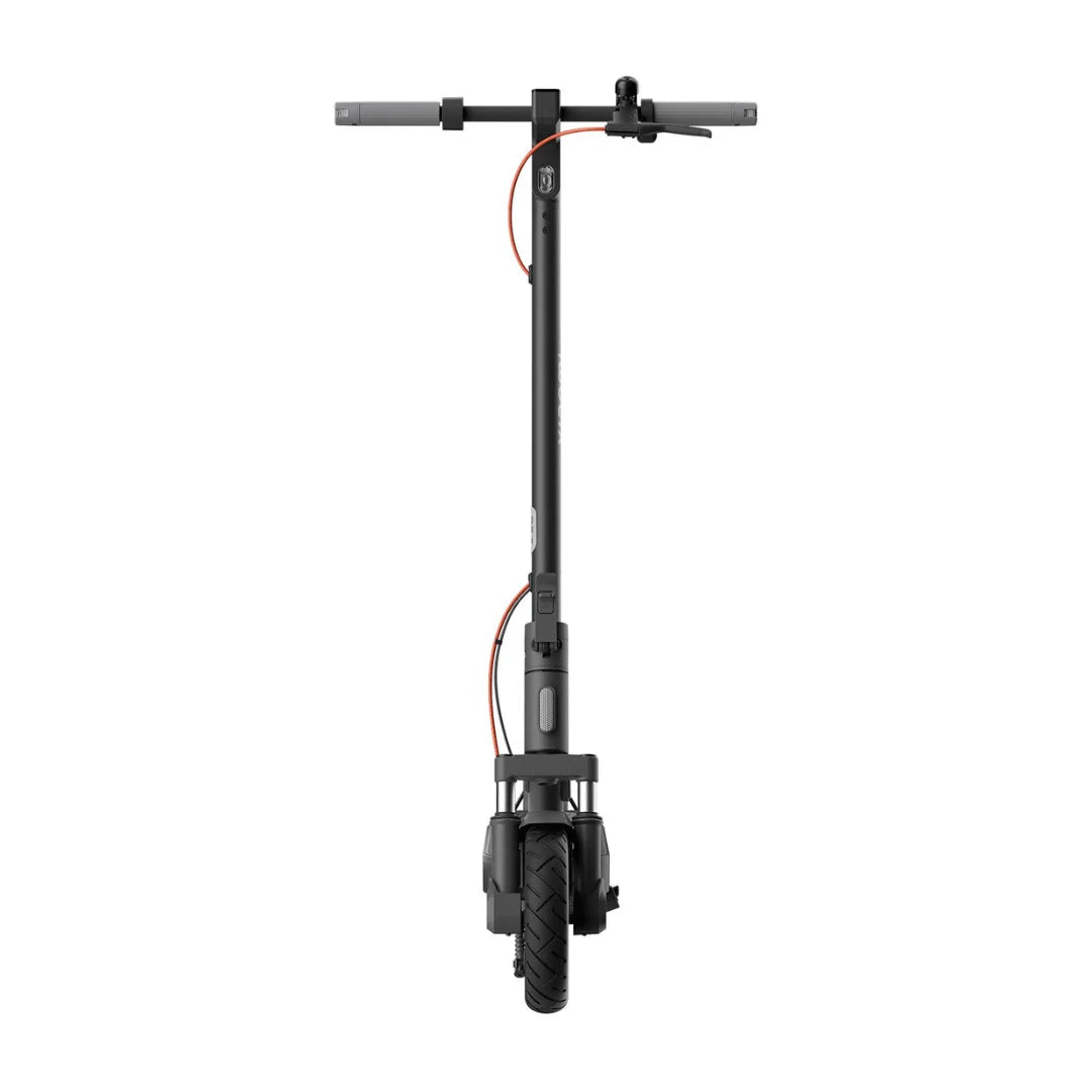 Električni romobil Xiaomi 5 Pro crne boje, prednji pogled na stup upravljača i kotač