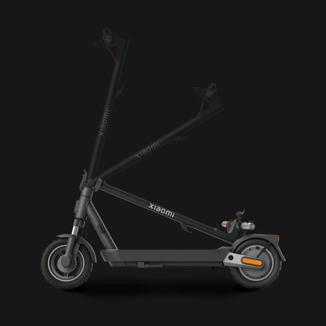 Crni električni romobil Xiaomi 5 Pro prikazan sa strane u procesu preklapanja na tamnoj pozadini
