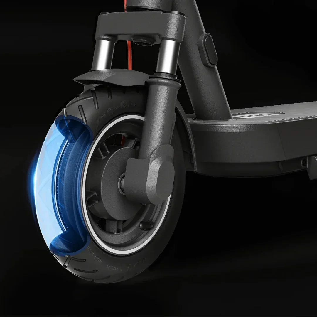 Krupni plan prednjeg crnog kotača i amortizera električnog romobila Xiaomi 5 Pro