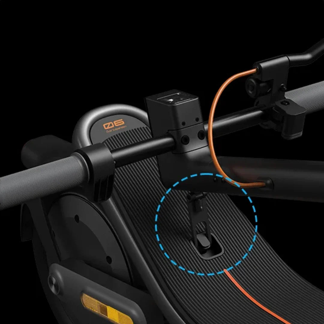Detalj mehanizma za preklapanje upravljača električnog romobila Xiaomi 6 crne boje