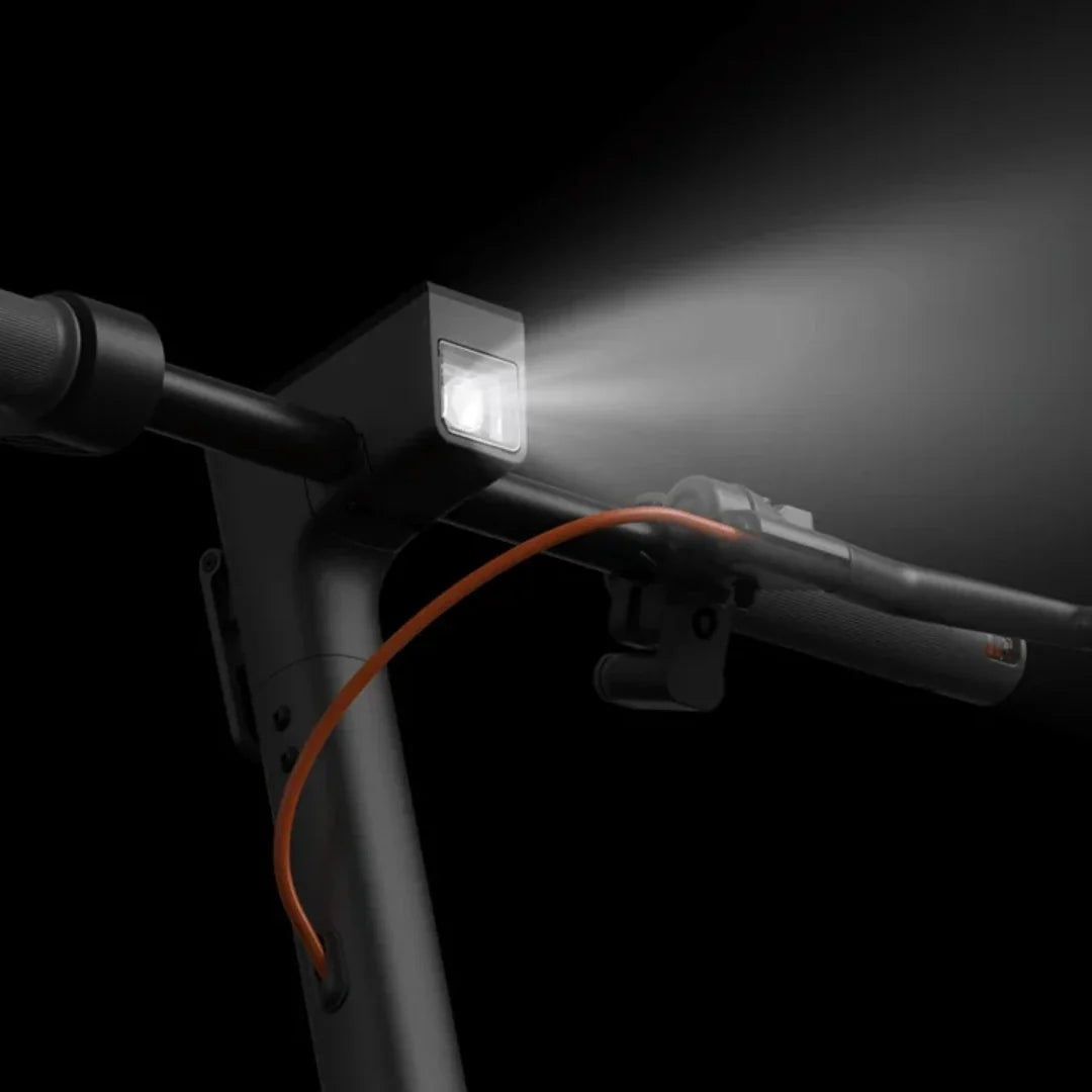 Uključeno prednje svjetlo na crnom električnom romobilu Xiaomi 6, pogled na upravljač
