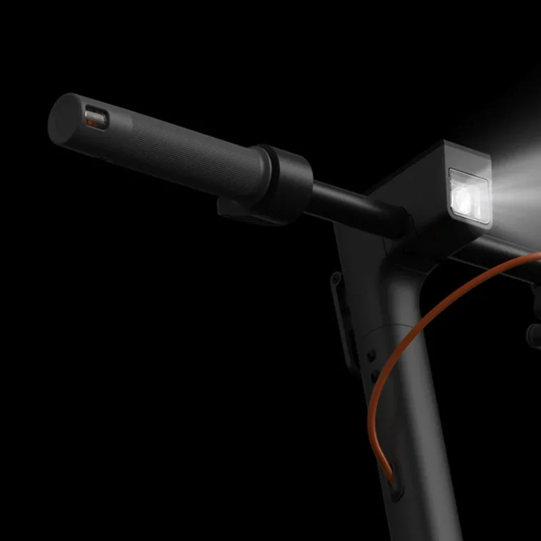Detalj upravljača električnog romobila Xiaomi 6 s uključenim prednjim crnim svjetlom