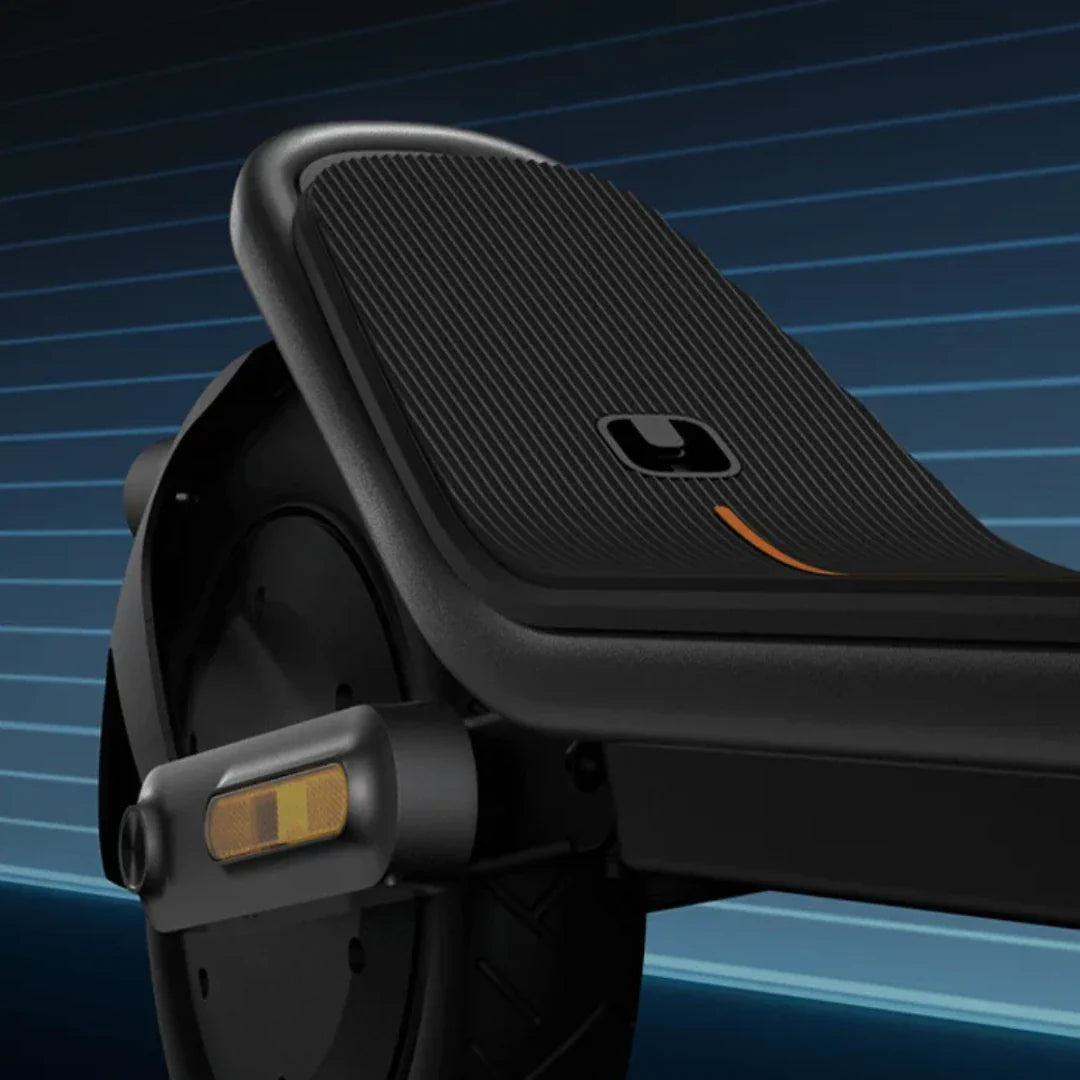 Krupni kadar gazišta i stražnjeg kotača električnog romobila Xiaomi 6 u crnoj boji