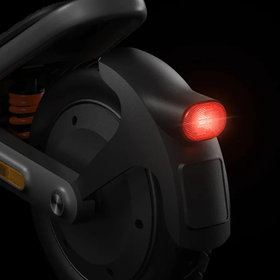 Detalj stražnjeg crvenog svjetla i kotača na električnom romobilu Xiaomi 6