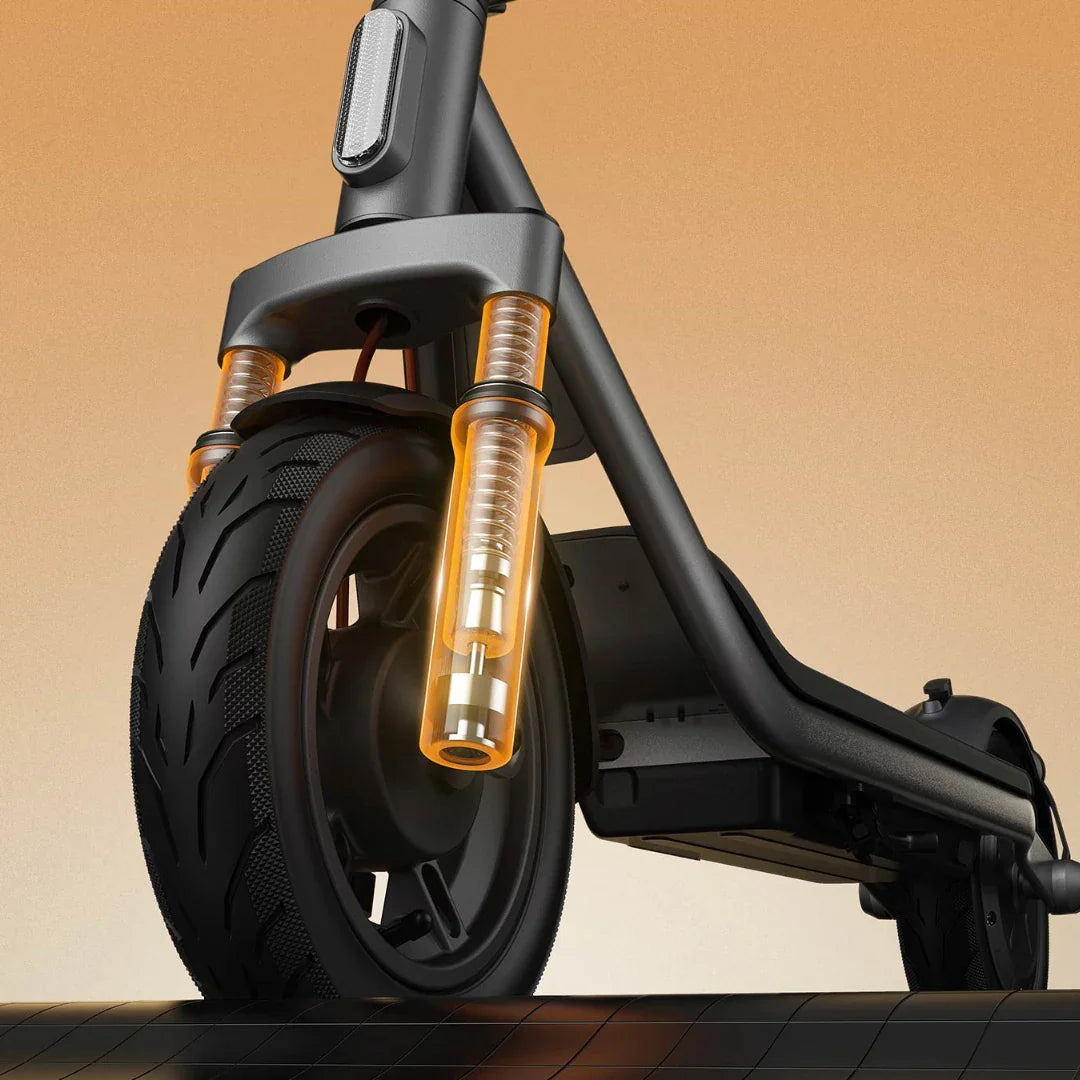 Krupni plan prednjeg kotača i narančastog ovjesa električnog romobila Xiaomi 6 Lite