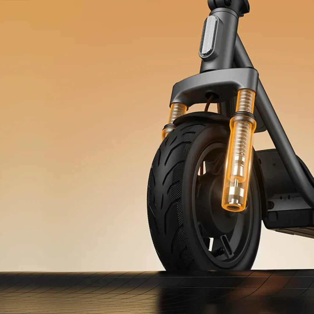 Prednji kotač i detalj narančastih amortizera električnog romobila Xiaomi 6 Lite