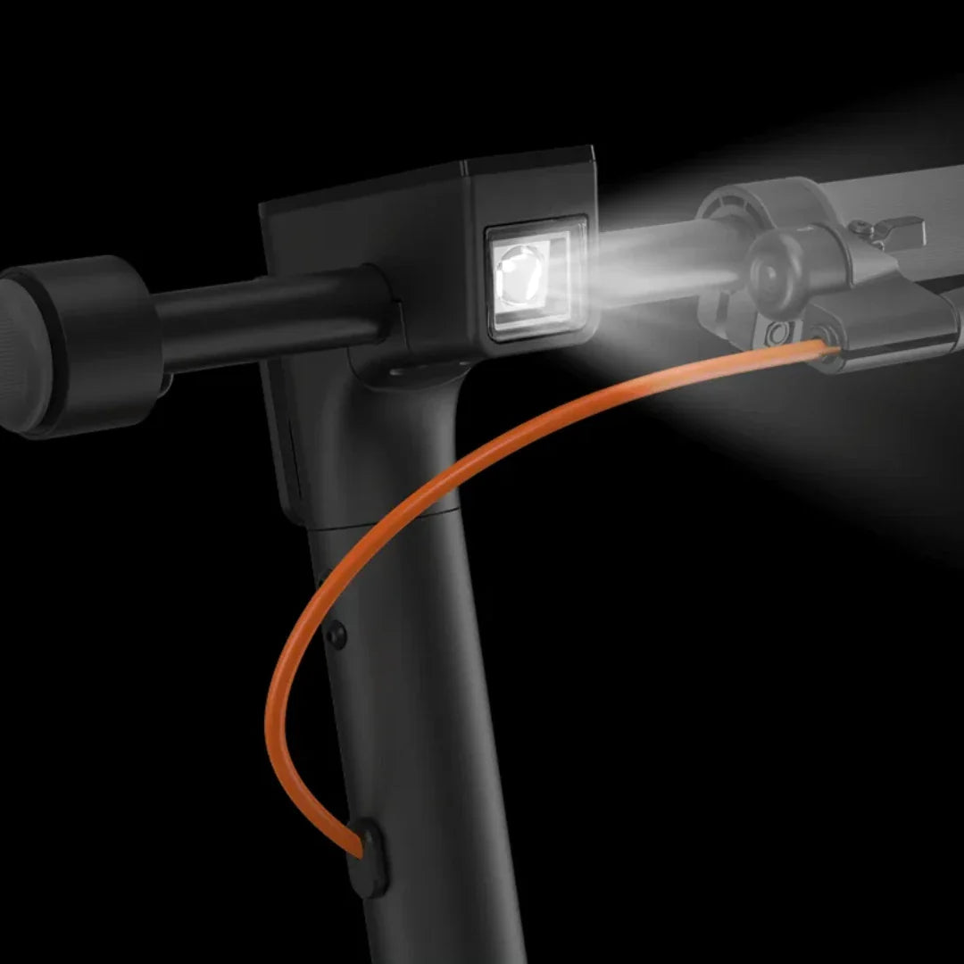 Prednje svjetlo električnog romobila Xiaomi 6 Lite na upravljaču s narančastim kabelom