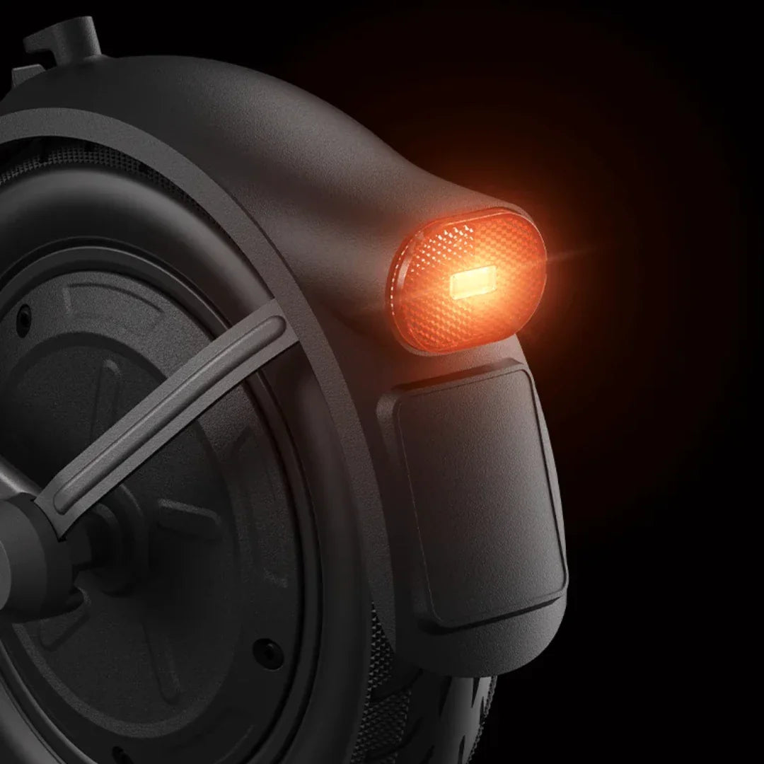 Stražnje crveno LED svjetlo na blatobranu električnog romobila Xiaomi 6 Lite izbliza