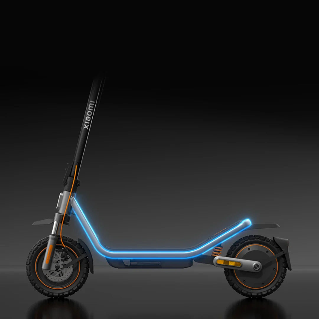 Električni romobil Xiaomi 6 Pro bočni pogled na crnoj pozadini s osvijetljenim plavim detaljima
