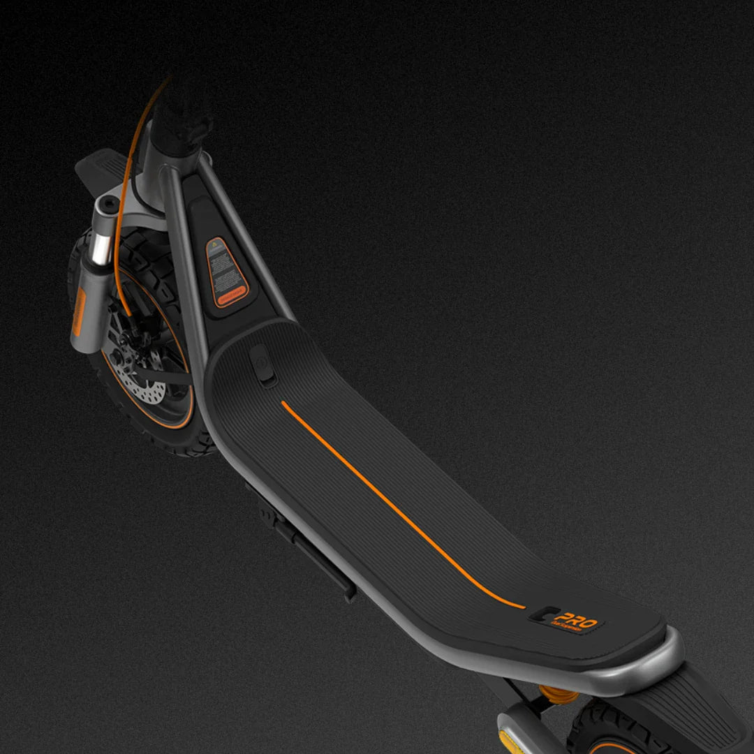 Gornji pogled na gazište električnog romobila Xiaomi 6 Pro s narančastim detaljima i crnom podlogom