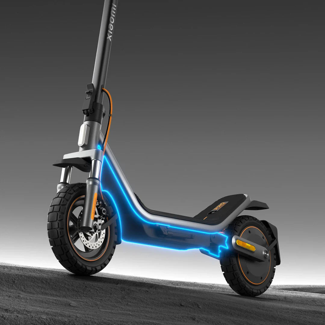 Električni romobil Xiaomi 6 Pro siva boja, bočni pogled na dizajn okvira s plavim svjetlosnim
