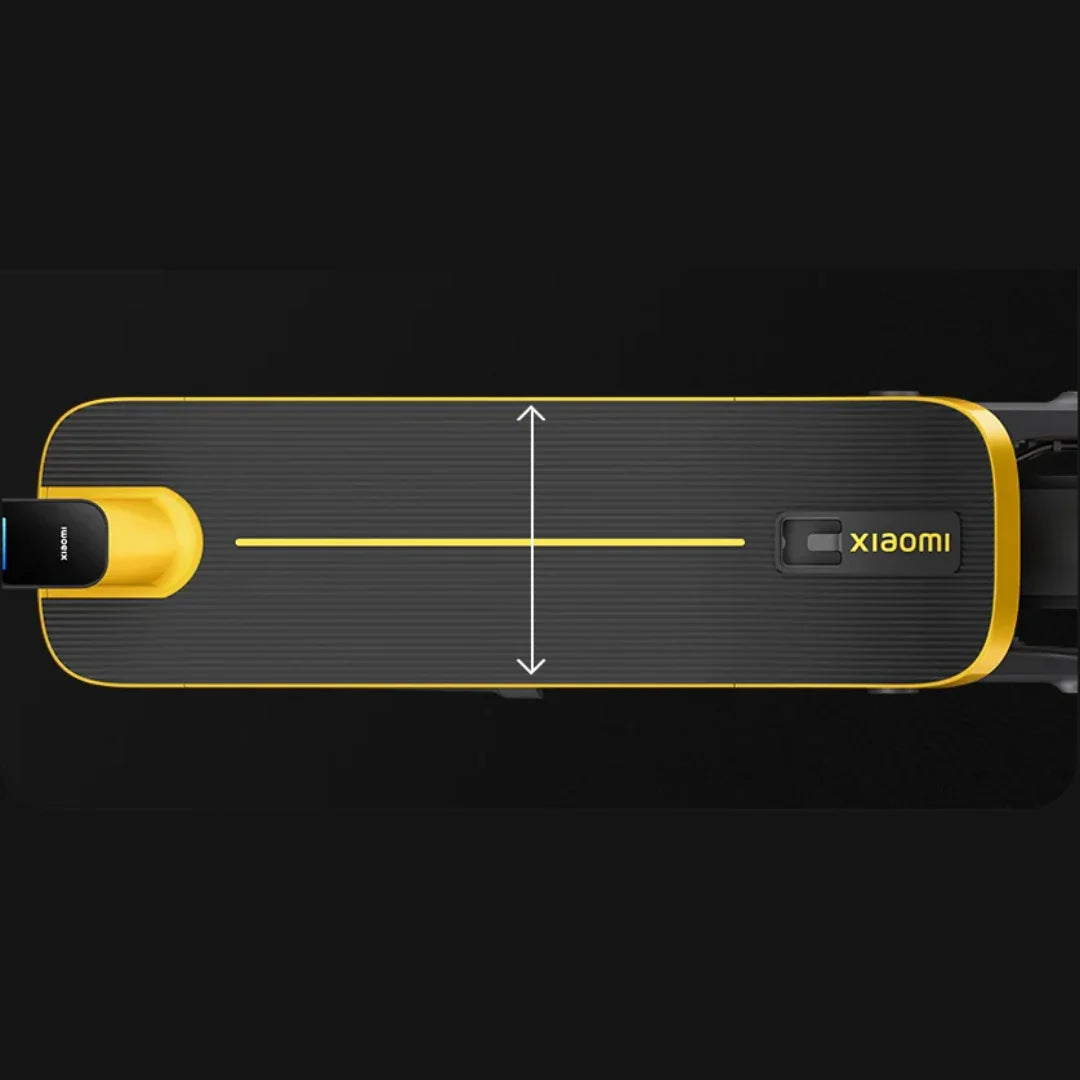Pogled odozgo na široku podnicu električnog romobila Xiaomi 6 Ultra s detaljima žute boje