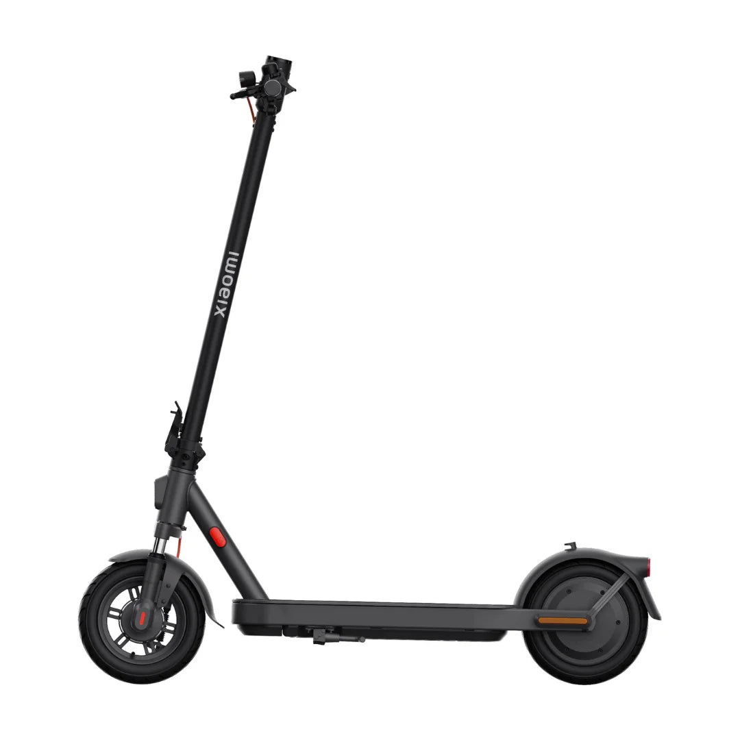 Crni električni romobil Xiaomi Elite, profilni prikaz na bijeloj pozadini