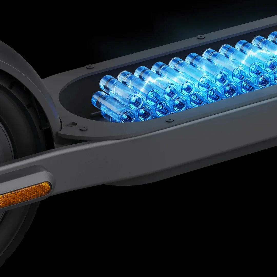 Prikaz litij-ionske baterije u podnici električnog romobila Xiaomi Elite s plavim svjetlosnim