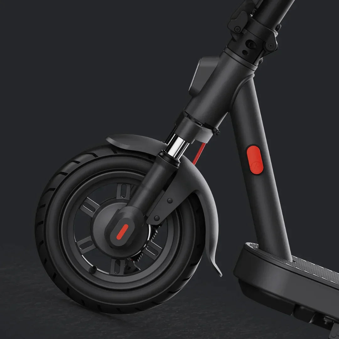Detalj prednjeg kotača i amortizera crnog električnog romobila Xiaomi Elite na tamnoj podlozi