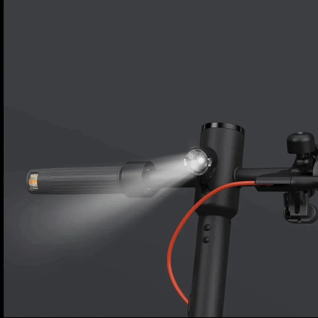 Prednje svjetlo električnog romobila Xiaomi Elite s uključenom bijelom LED lampom na upravljaču