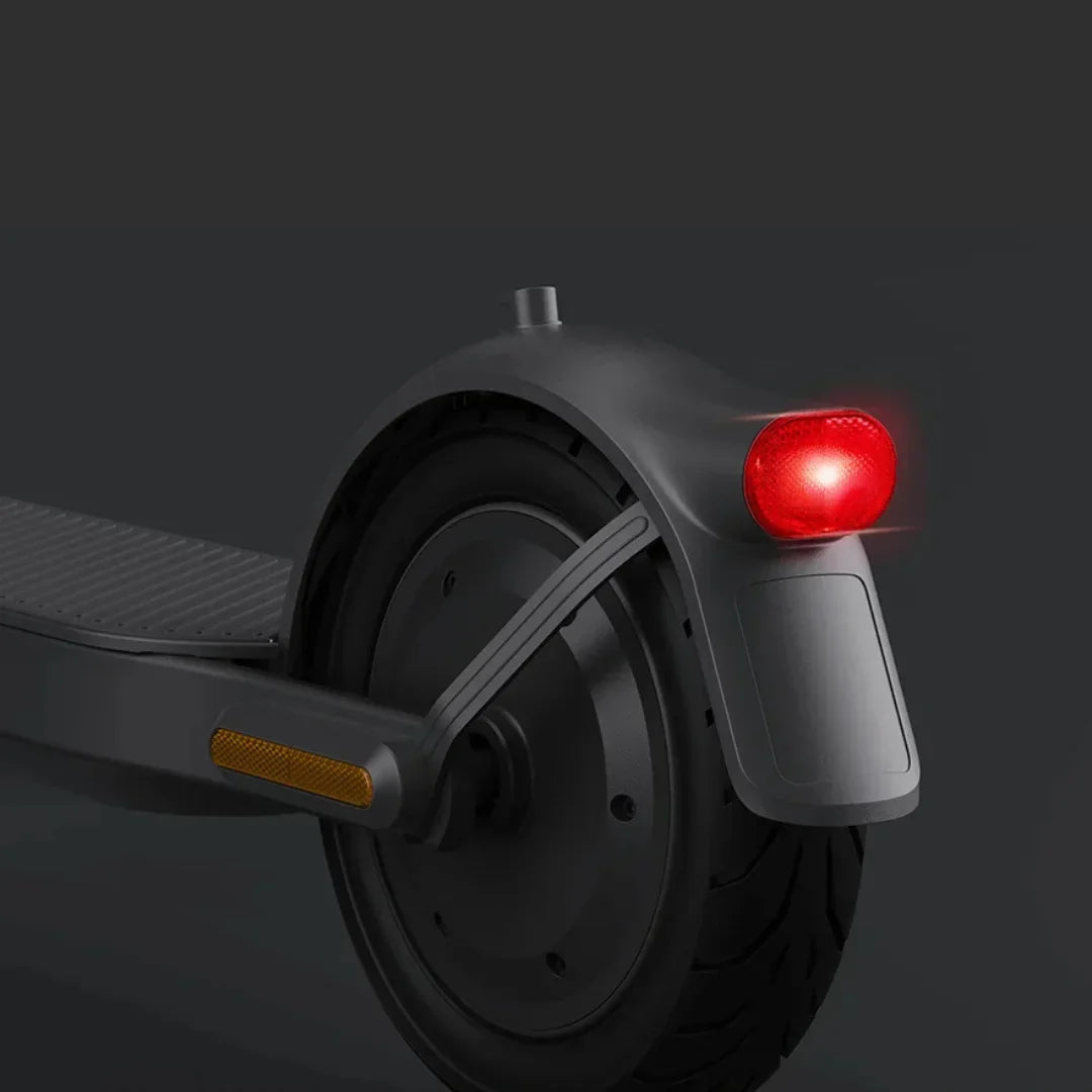 Stražnji dio električnog romobila Xiaomi Elite s upaljenim crvenim stražnjim svjetlom i blatobranom
