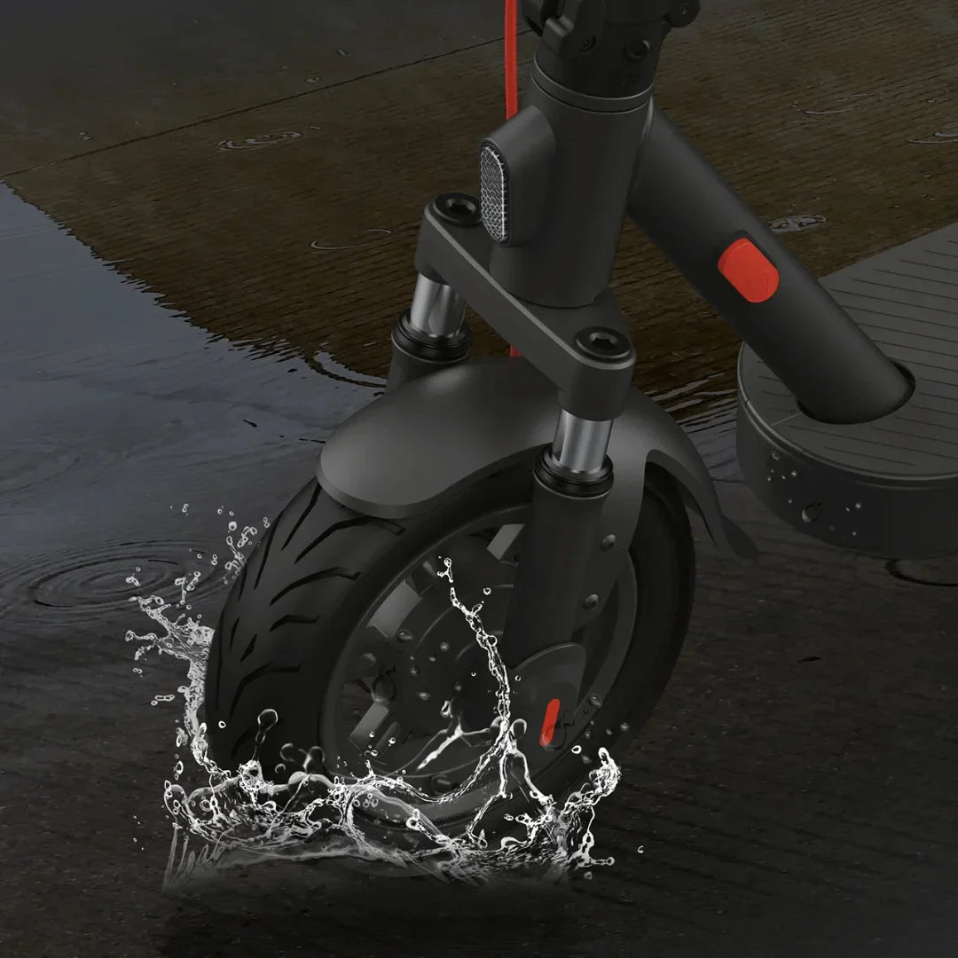 Prednji kotač crnog električnog romobila Xiaomi Elite koji prolazi kroz lokvu vode