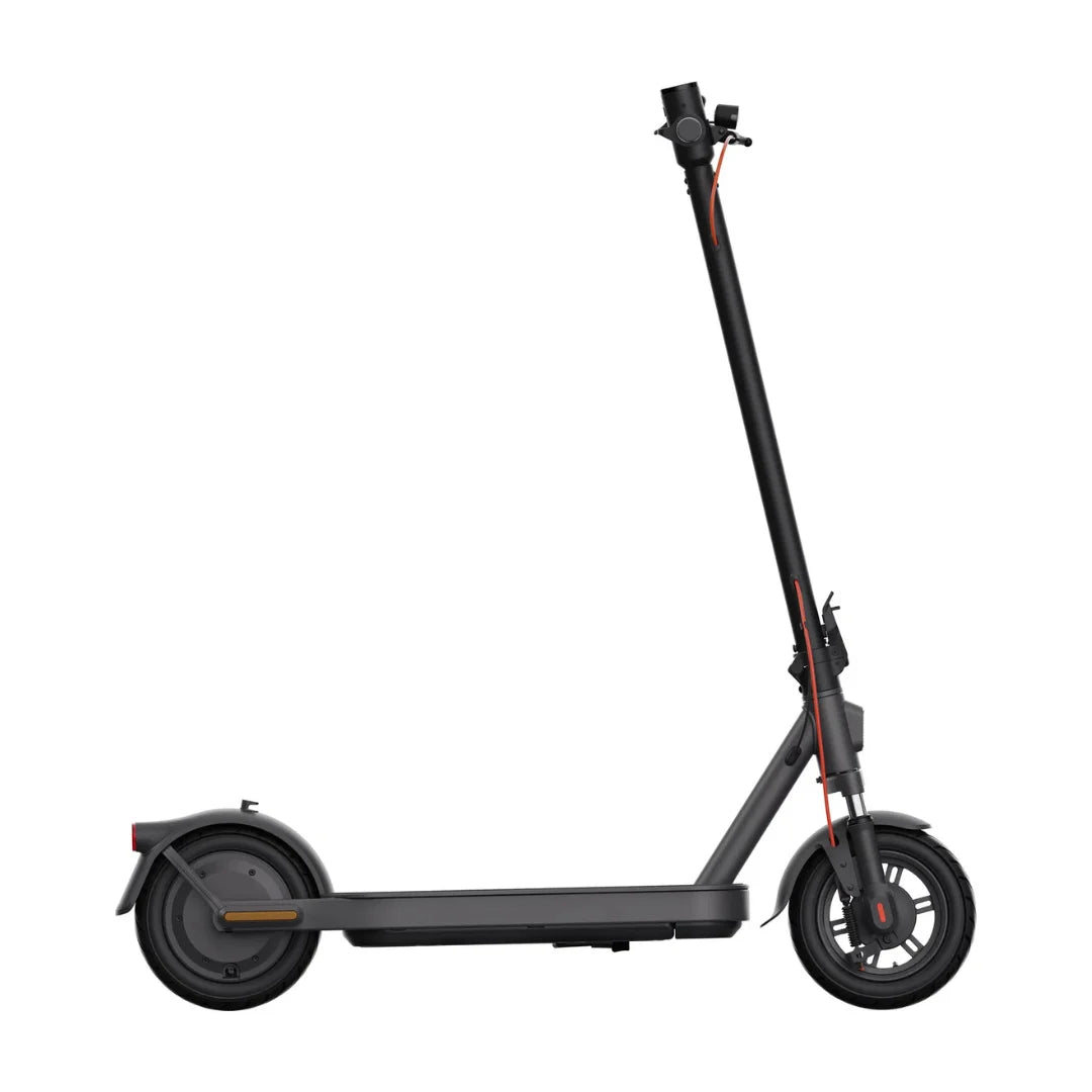Crni električni romobil Xiaomi Elite, pogled s bočne strane na bijeloj pozadini