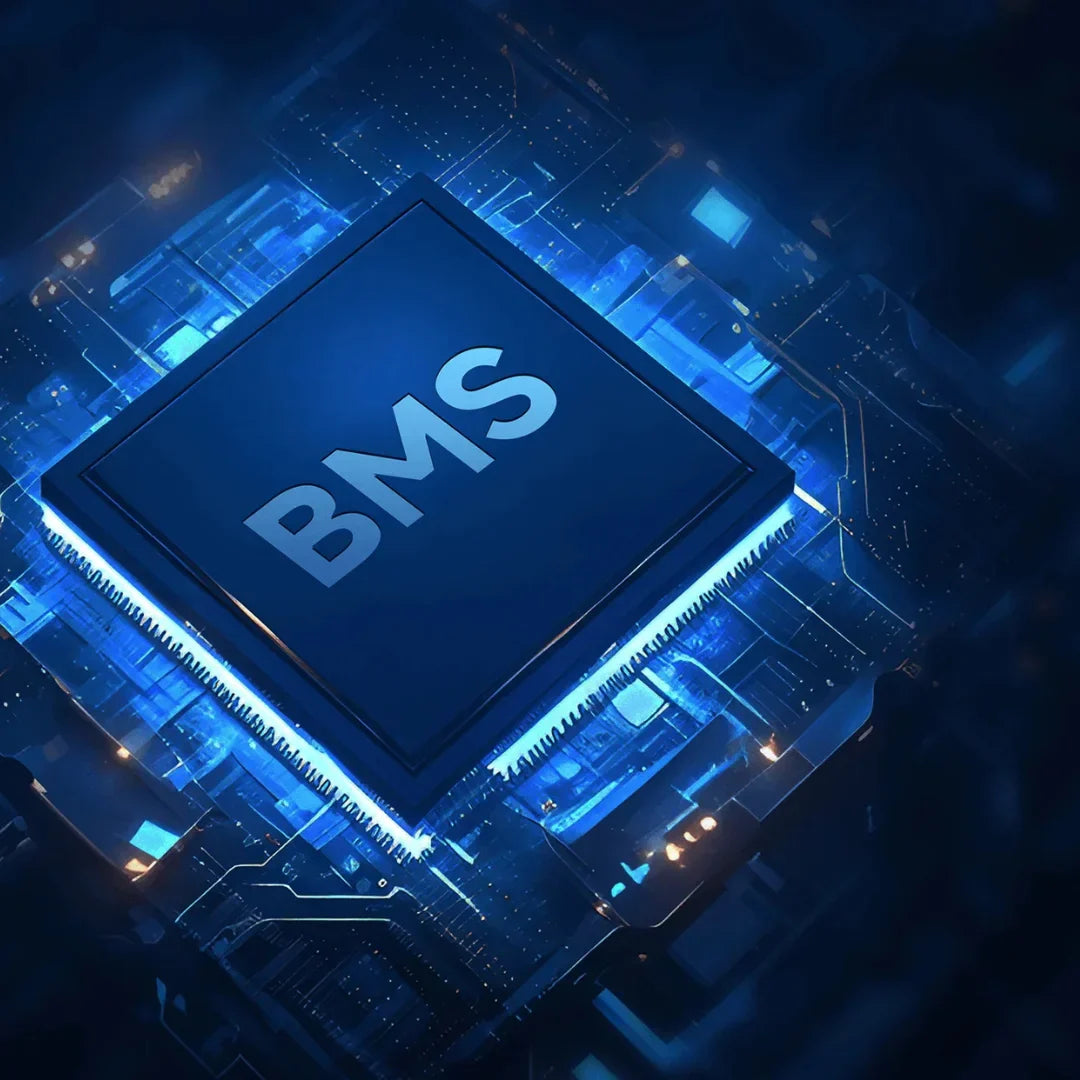 Krupni plan BMS čipa na matičnoj ploči električnog romobila Xiaomi Elite plave boje
