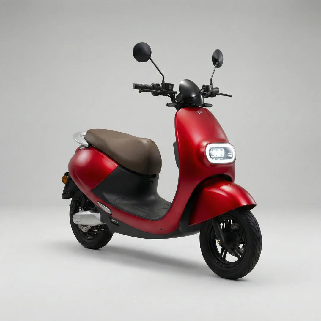 Crveni električni skuter NMoto LX-02, pogled s prednje bočne strane na bijeloj pozadini