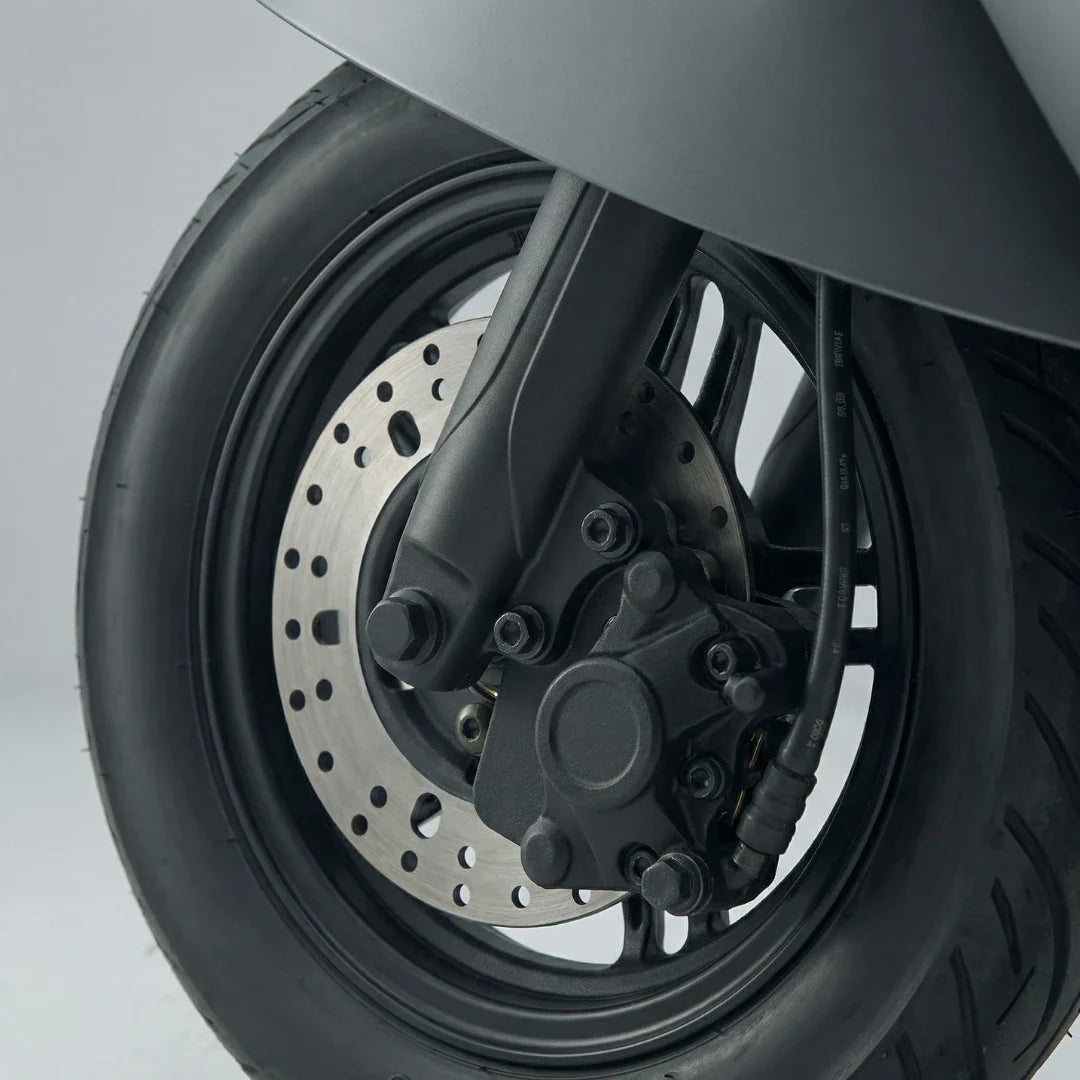 Detalj prednjeg kotača s disk kočnicom električnog skutera NMoto LX-02 u crnoj boji