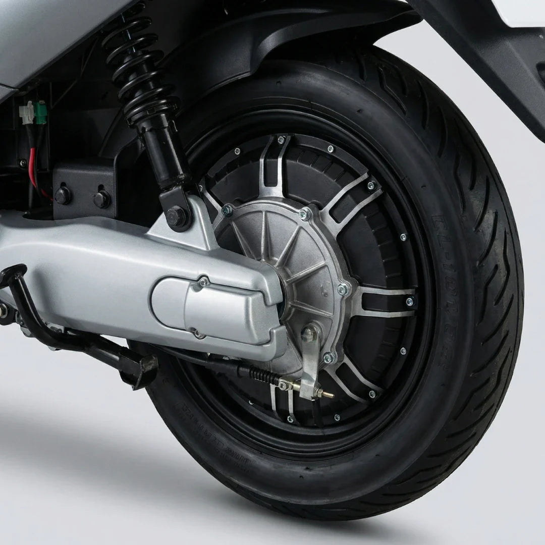 Detaljni prikaz stražnjeg kotača i motora električnog skutera NMoto LX-02 u sivoj boji