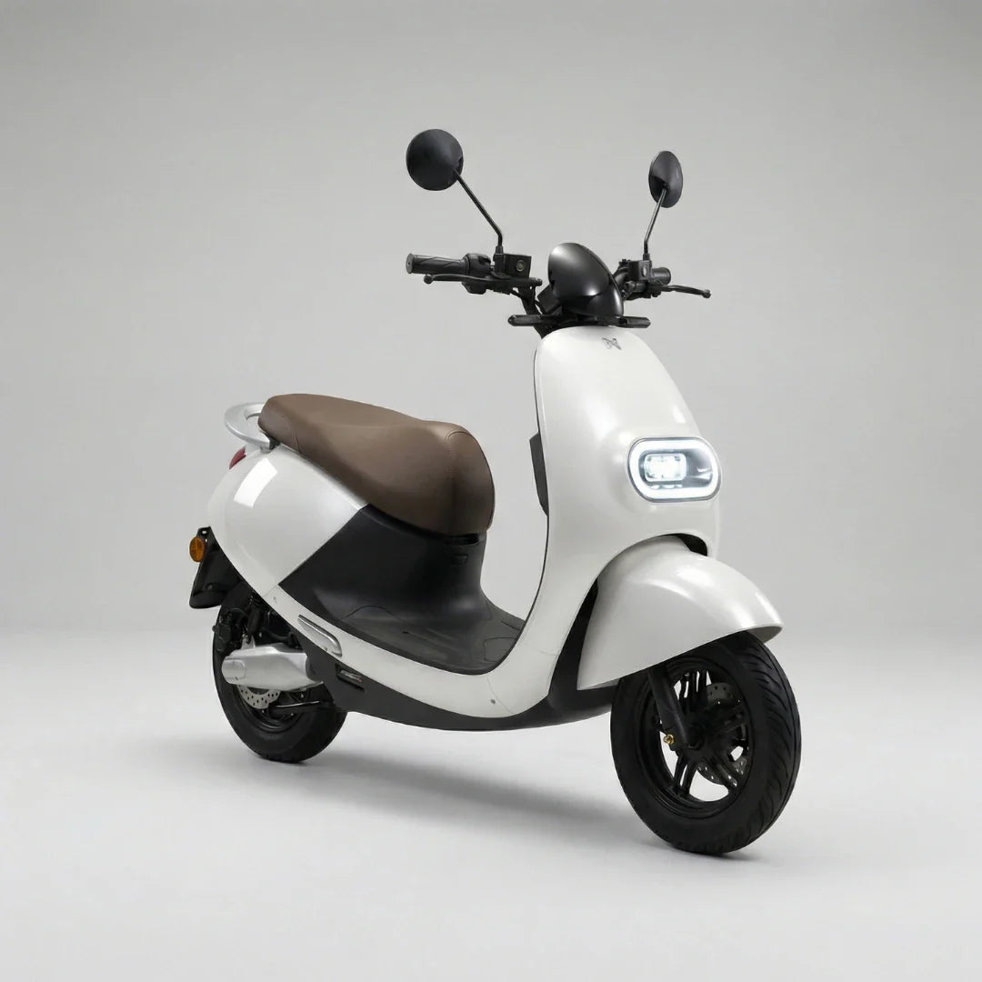 Bijeli električni skuter Nmoto LX-02 sa smeđim sjedalom, bočni pogled na studijskoj pozadini
